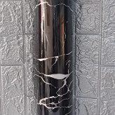 ماربل شیت پشت چسبدار مدل M15 با طرح سنگ مرمر مشکی و رگههای سفید، ابعاد 300x600 میلیمتر، ضخامت 2.5 میلیمتر، مناسب برای نصب آسان روی دیوار و سقف بدون نیاز به چسب اضافی.