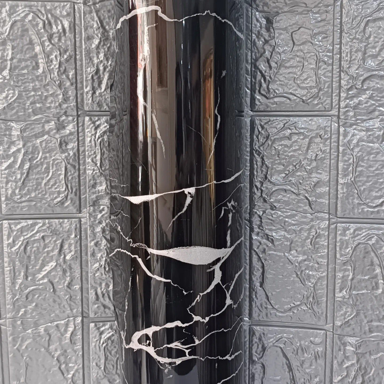 ماربل شیت پشت چسبدار مدل M15 با طرح سنگ مرمر مشکی و رگههای سفید، ابعاد 300x600 میلیمتر، ضخامت 2.5 میلیمتر، مناسب برای نصب آسان روی دیوار و سقف بدون نیاز به چسب اضافی.
